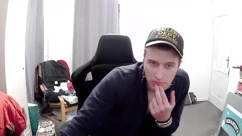 plkrisztian online show from April 2026 10:23:02 PM