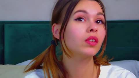 Polly online show from March 2025 12:44:01 AM