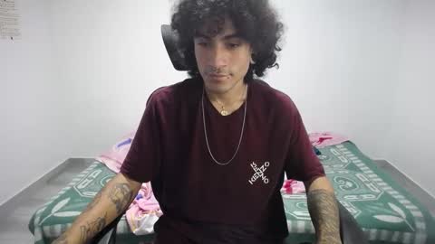 Snapshot of present_the_magic chatting on October 2025 09:40:02 AM Plux online show from October 2025 09:40:02 AM