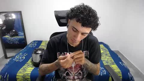 Snapshot of present_the_magic chatting on October 2025 11:39:01 PM Plux online show from October 2025 11:39:01 PM