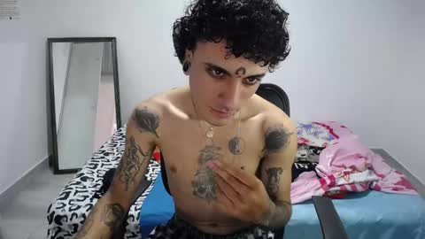 Snapshot of present_the_magic chatting on November 2025 06:30:01 PM Plux online show from November 2025 06:30:01 PM