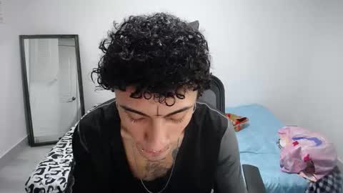 Snapshot of present_the_magic chatting on November 2025 02:21:01 AM Plux online show from November 2025 02:21:01 AM