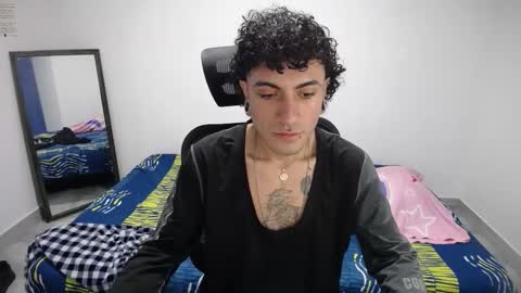 Snapshot of present_the_magic chatting on November 2025 01:55:02 AM Plux online show from November 2025 01:55:02 AM