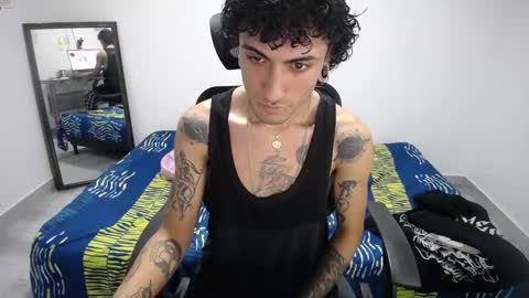 Snapshot of present_the_magic chatting on November 2025 07:46:02 AM Plux online show from November 2025 07:46:02 AM