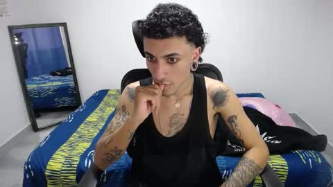 Snapshot of present_the_magic chatting on November 2025 09:02:01 PM Plux online show from November 2025 09:02:01 PM