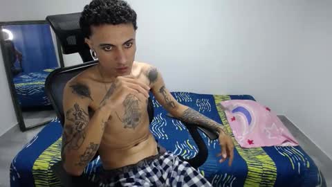 Snapshot of present_the_magic chatting on November 2025 05:56:01 PM Plux online show from November 2025 05:56:01 PM