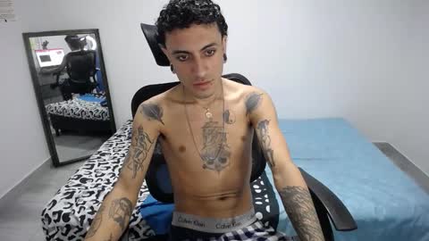 Snapshot of present_the_magic chatting on December 2025 07:10:02 PM Plux online show from December 2025 07:10:02 PM