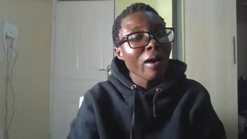 pretty_kemmy online show from October 2025 04:37:01 PM