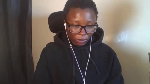 pretty_kemmy online show from October 2025 07:22:01 PM