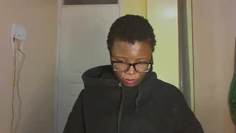pretty_kemmy online show from October 2025 05:34:01 PM