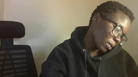 pretty_kemmy online show from October 2025 05:55:01 PM