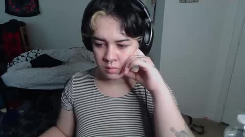 Snapshot of prettyandpeachy chatting on November 2025 08:32:01 PM Mistress Mallad online show from November 2025 08:32:01 PM