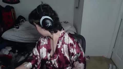 Snapshot of prettyandpeachy chatting on December 2025 10:14:01 PM Mistress Mallad online show from December 2025 10:14:01 PM