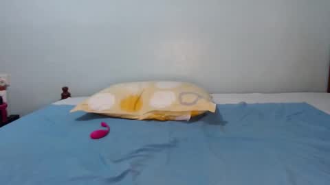 Snapshot of queen_12344 chatting on December 2024 01:52:02 PM emmie online show from December 2024 01:52:02 PM