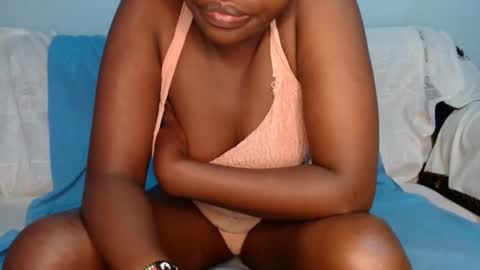 Snapshot of queen_12344 chatting on January 2025 01:43:01 AM emmie online show from January 2025 01:43:01 AM