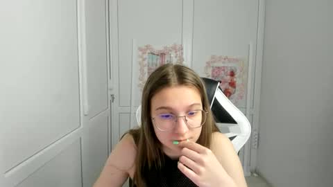 Snapshot of queen_amelie chatting on June 2026 07:13:01 AM Amelie online show from June 2026 07:13:01 AM