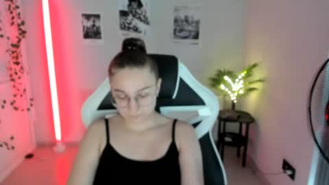Snapshot of queen_amelie chatting on July 2026 10:21:02 AM Amelie online show from July 2026 10:21:02 AM