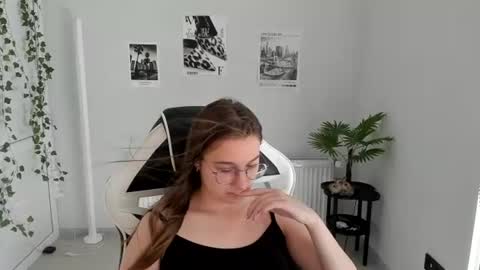 Snapshot of queen_amelie chatting on July 2026 07:04:01 AM Amelie online show from July 2026 07:04:01 AM