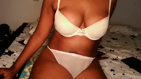 queen_joy123 online show from November 2025 09:42:02 PM