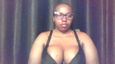 Snapshot of queen_melanine chatting on July 2026 03:44:02 AM QUEEN online show from July 2026 03:44:02 AM