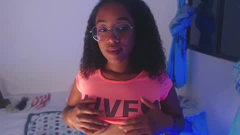 Snapshot of queenalya_ chatting on September 2025 12:03:02 AM Ahlya  online show from September 2025 12:03:02 AM