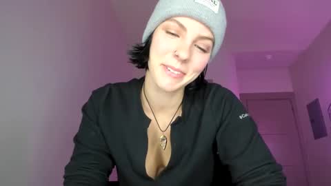 Snapshot of queenb2626 chatting on December 2024 02:30:02 AM Queen Blaire online show from December 2024 02:30:02 AM