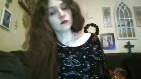 Snapshot of queencrimsonlvx chatting on April 2026 11:28:01 AM queencrimsonlvx online show from April 2026 11:28:01 AM