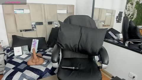 QUEENJEENN online show from January 2025 01:31:01 PM