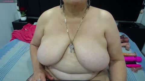 Snapshot of queenmature chatting on October 2025 09:01:01 PM VickyBoobss online show from October 2025 09:01:01 PM