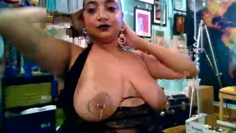 Snapshot of queensquirtntwerk chatting on February 2026 12:20:01 AM Queen Hilarity online show from February 2026 12:20:01 AM