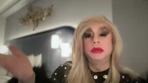 Snapshot of qweenviva chatting on November 2025 12:37:02 PM ViVaLuvLicious online show from November 2025 12:37:02 PM