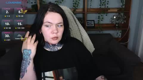 qwertyannie_lbo online show from June 2026 02:50:01 PM
