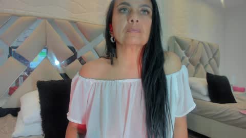 Raquel Moore  online show from January 2025 10:01:01 AM