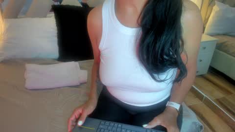 Raquel Moore  online show from February 2025 05:04:02 PM