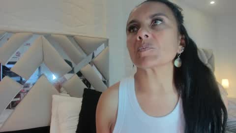 Raquel Moore  online show from February 2025 10:43:02 PM