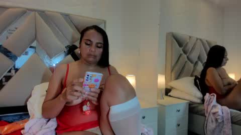 Raquel Moore  online show from February 2025 12:03:02 PM