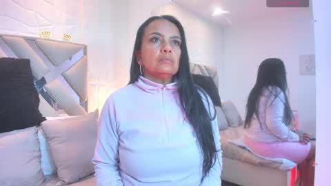 Raquel Moore  online show from September 2025 11:35:02 AM