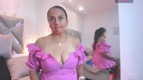 Raquel Moore  online show from September 2025 12:53:01 PM