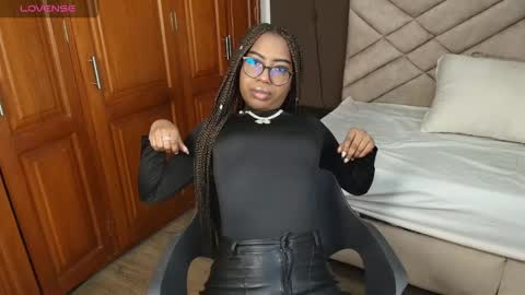 Snapshot of raqueljones_ chatting on October 2025 12:02:01 PM Raquel online show from October 2025 12:02:01 PM