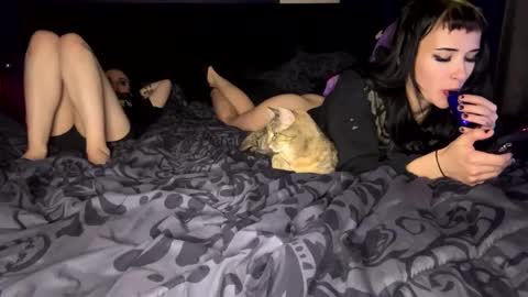 Snapshot of ravyn_nyx chatting on November 2025 05:39:02 AM Ravyn and Nyx online show from November 2025 05:39:02 AM