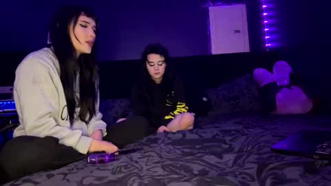 Snapshot of ravyn_nyx chatting on December 2025 04:42:02 AM Ravyn and Nyx online show from December 2025 04:42:02 AM