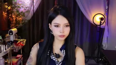 reaowna___ online show from December 2025 07:53:02 PM