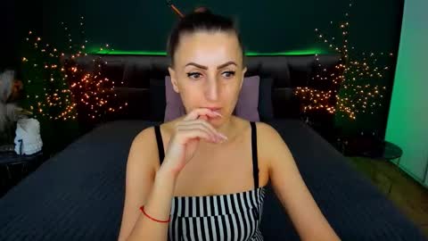 Snapshot of rebecca_diamonds chatting on December 2025 06:40:02 AM rebecca_diamonds online show from December 2025 06:40:02 AM