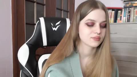 Lily online show from March 2025 05:54:01 AM