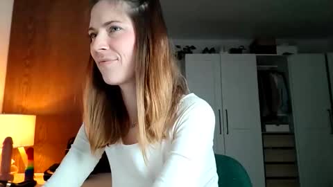 Snapshot of reileyfoxx chatting on April 2026 09:04:01 AM Reiley online show from April 2026 09:04:01 AM