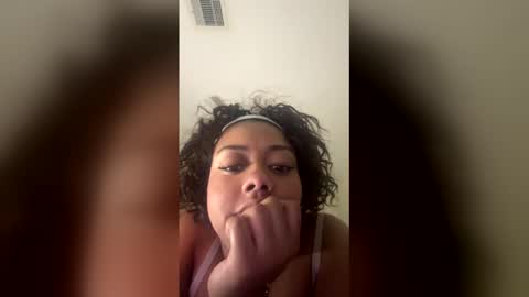 Snapshot of reinarica chatting on April 2026 05:11:01 AM reinarica online show from April 2026 05:11:01 AM