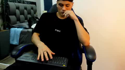 Roan Birkin online show from November 2025 07:45:01 PM