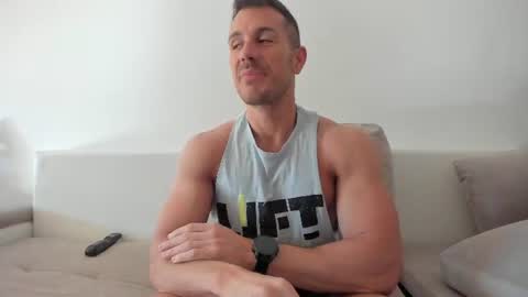 Snapshot of roberto4ever chatting on June 2026 05:07:01 AM roberto4ever online show from June 2026 05:07:01 AM