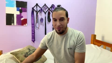 Thiago independent model online show from February 2025 08:41:01 PM