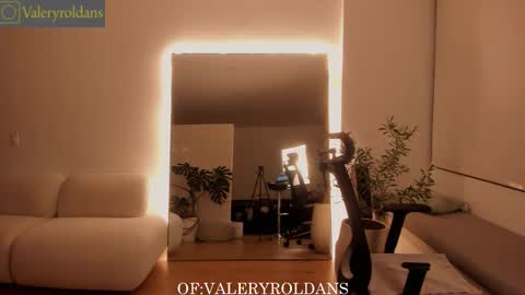 Valery Roldans online show from December 2025 03:23:01 AM